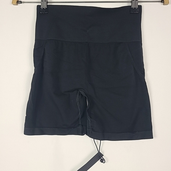 NWT Oner Active Women's Effortless Seamless Shorts Black Size S - Picture 1 of 4